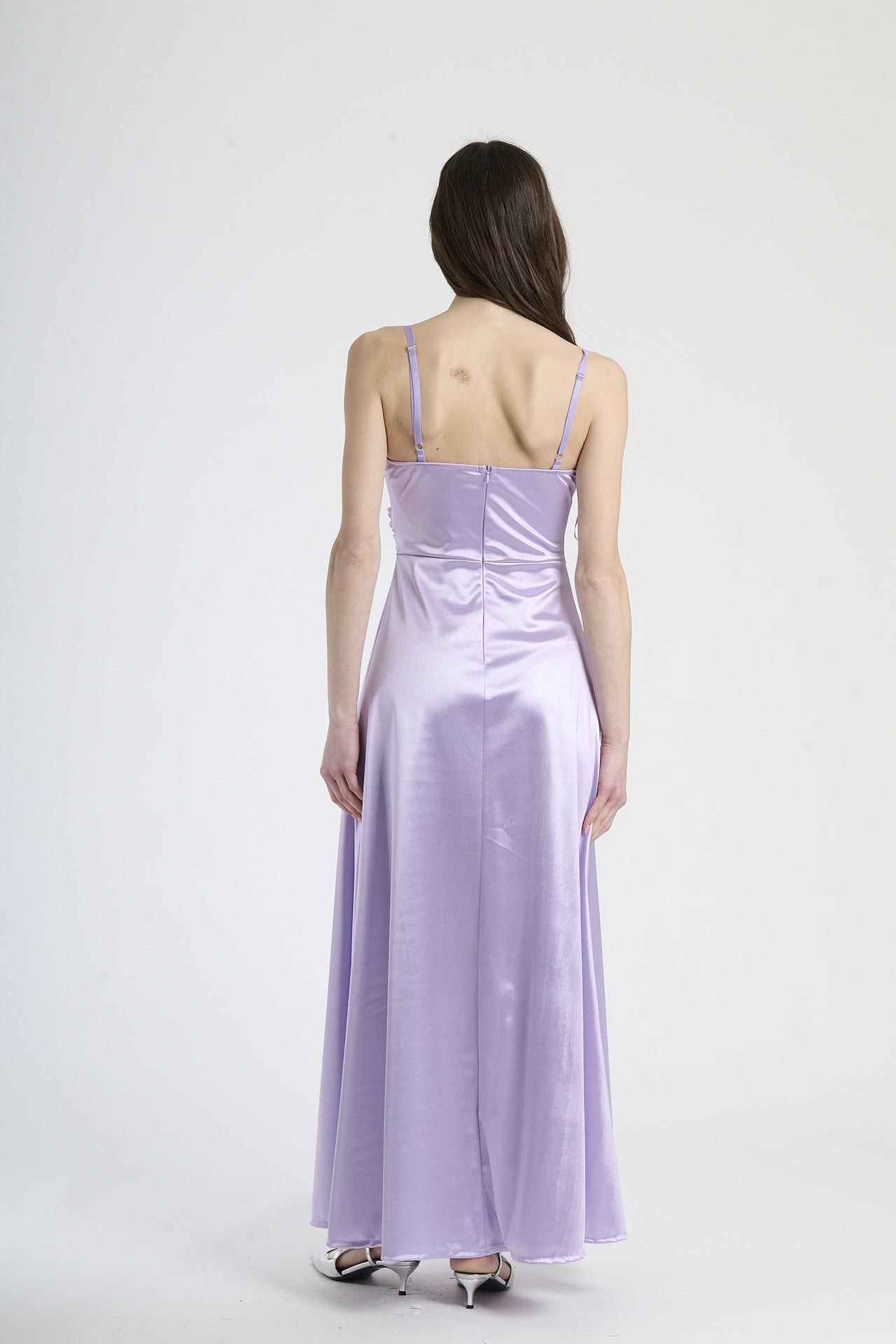 Vestito elegante lilla, taglio fluido con scollatura a V e cintura incorniciata