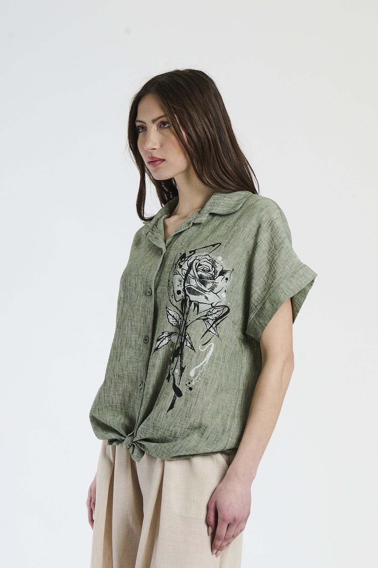 Set camicia e pantaloni militare, tessuto leggero con dettaglio di nodo e stampa grafica