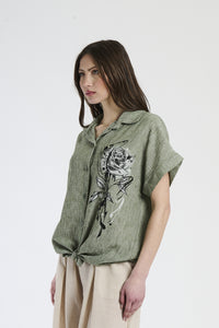 Set camicia e pantaloni militare, tessuto leggero con dettaglio di nodo e stampa grafica