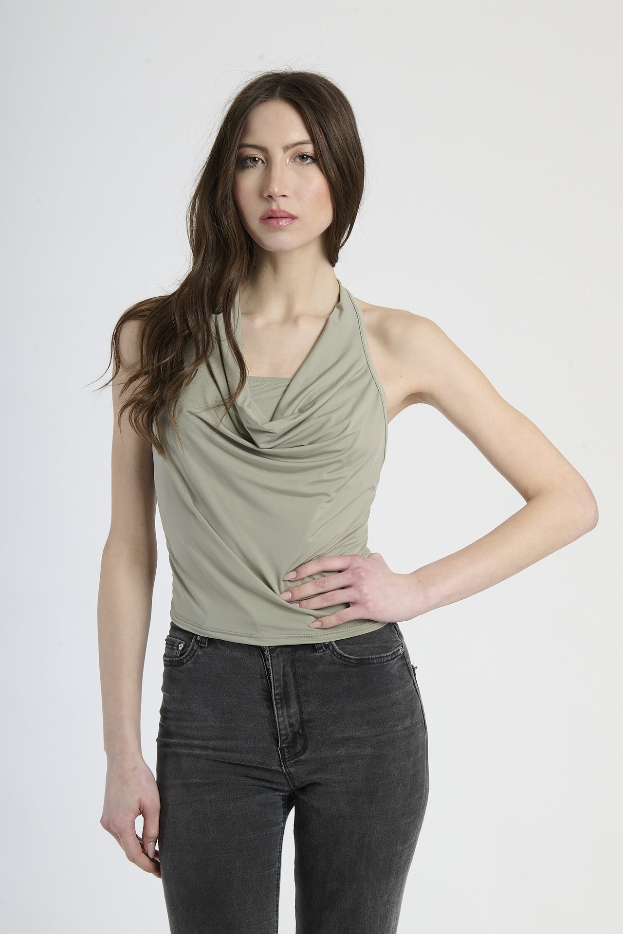 Donna con canotta di colore militare, carattere ed edginess.