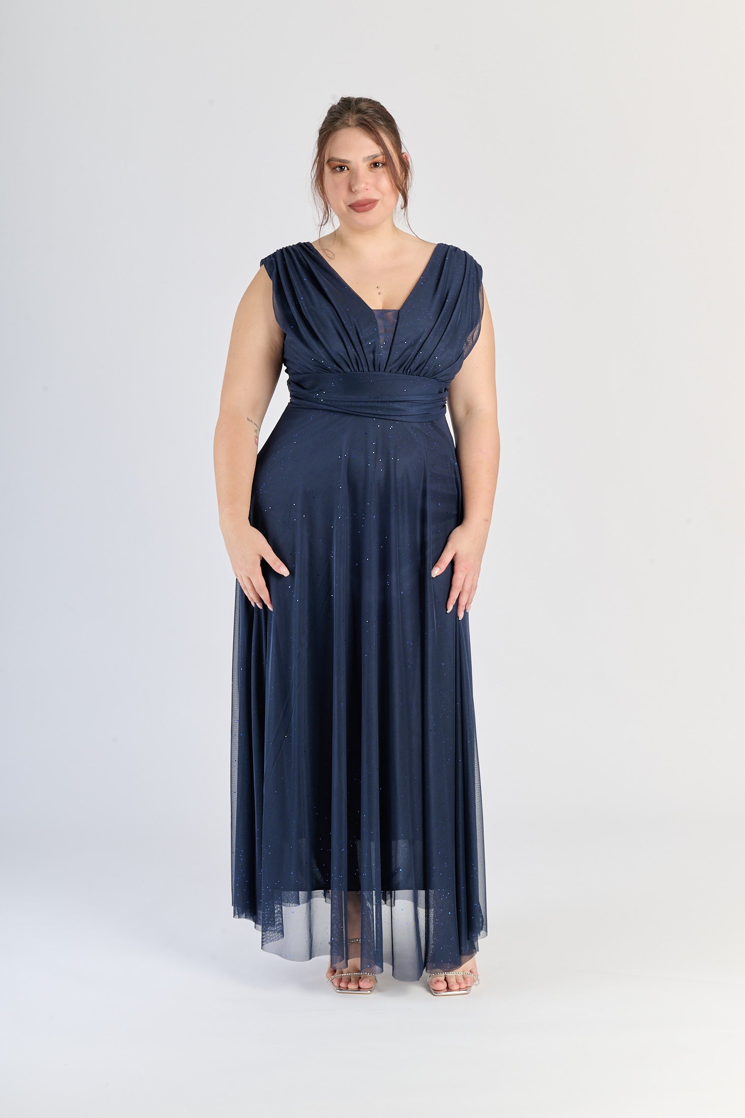 Abito navy da cerimonia, colletto a V e gonna fluviale, eleganza marina.