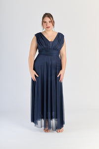 Abito navy da cerimonia, colletto a V e gonna fluviale, eleganza marina.