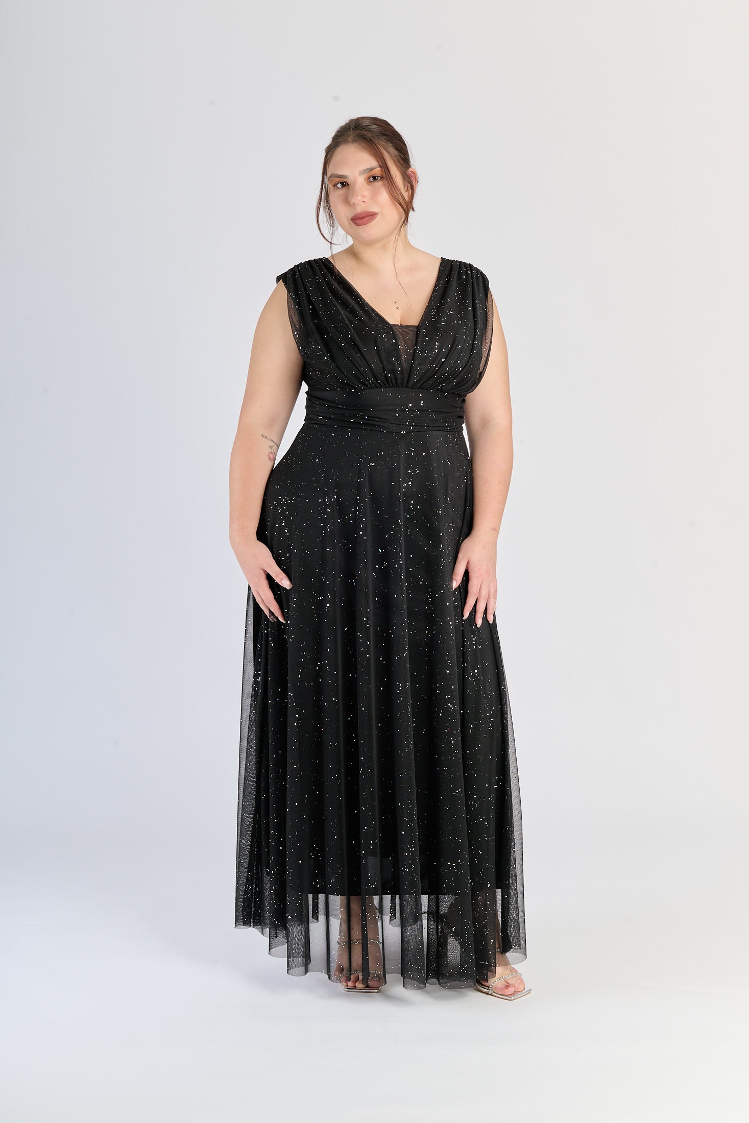 Vestito nero a V - neck, tessuto lucido, perfetto per eventi notturni formali.