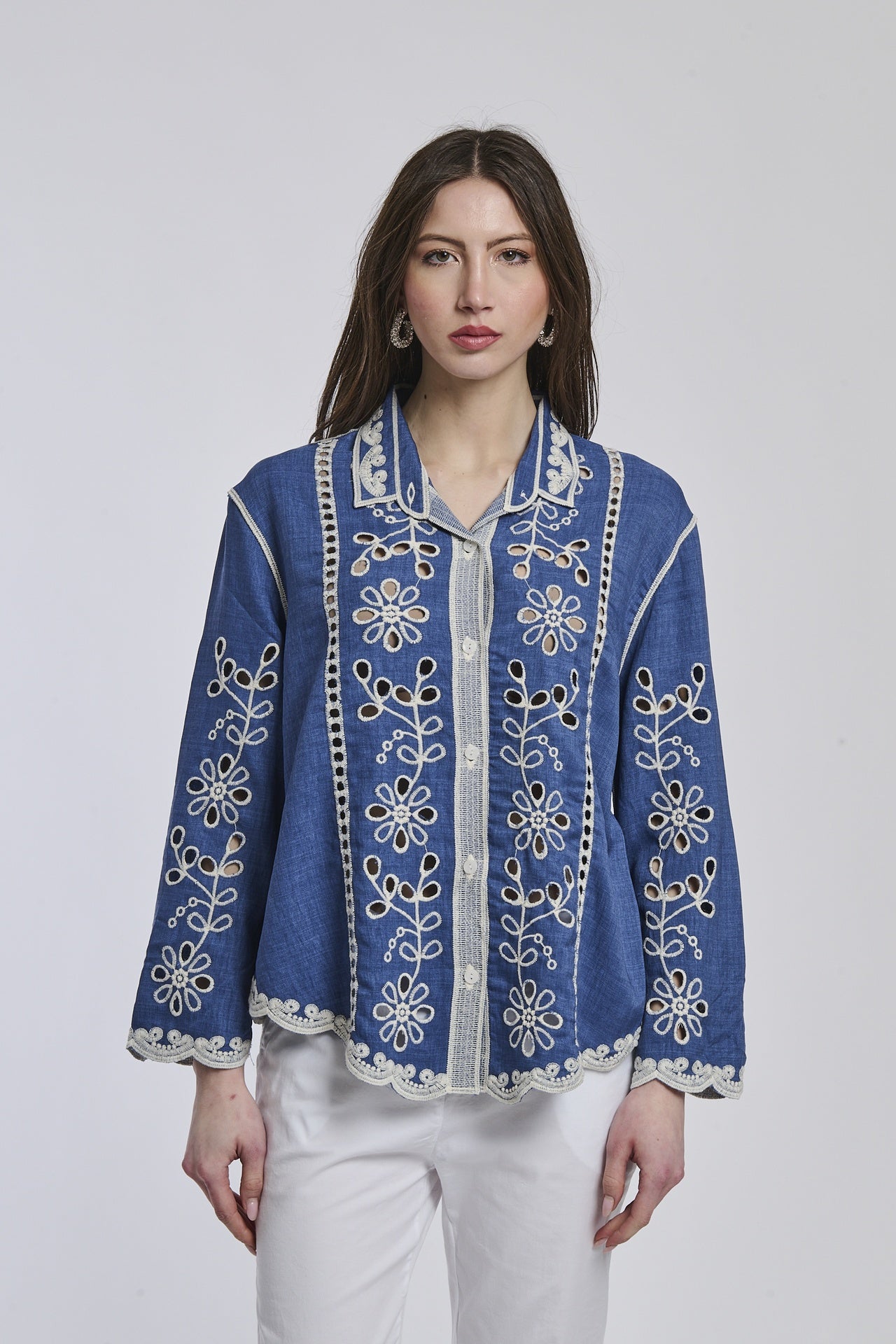 Camicia a righe azzurre e bianche da donna, con un disegno di punteggiatura sottile, che dona un tocco di sofisticazione.