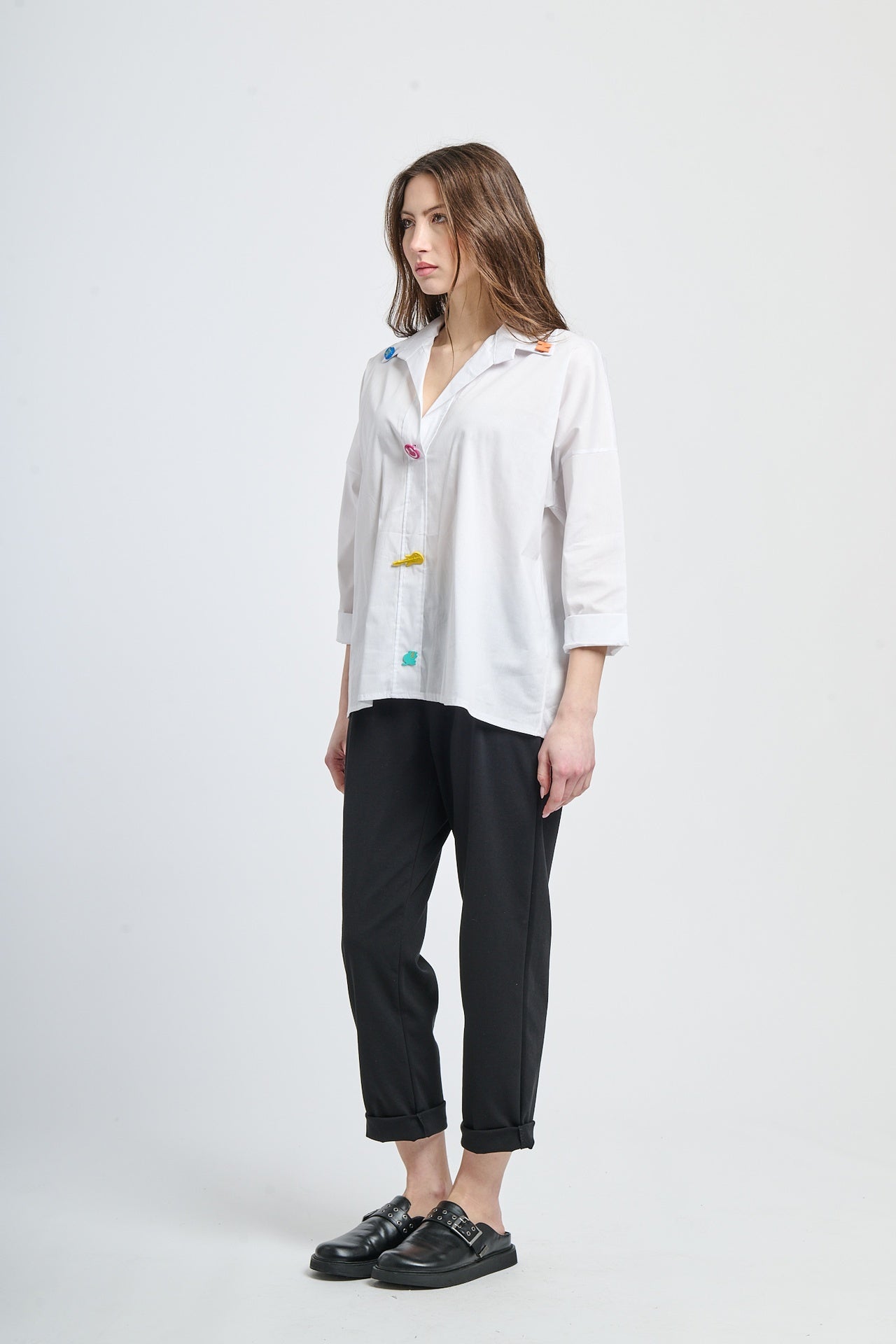 Camicia bianca, maniche a 3/4 e bottoni colorati
