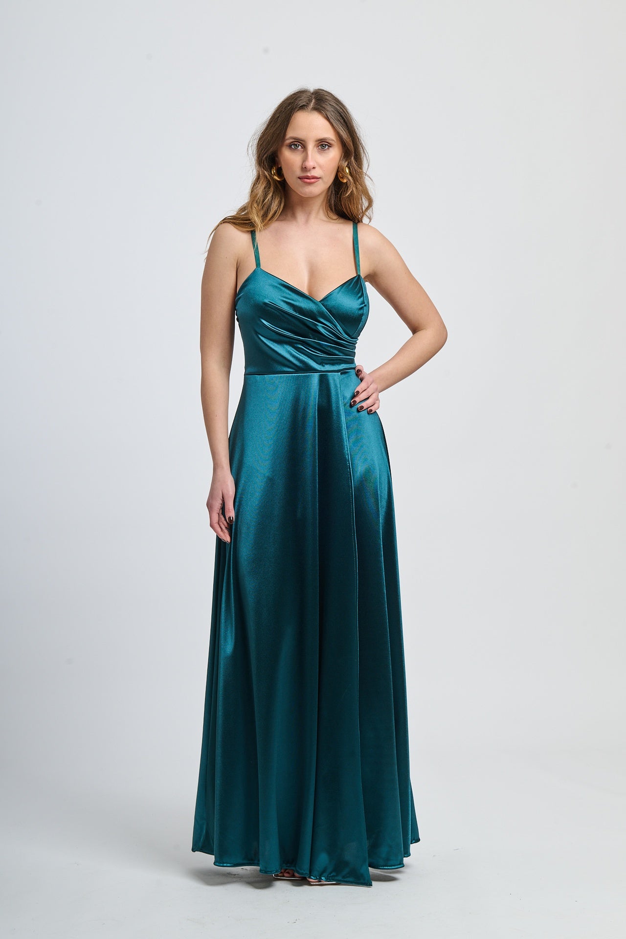 Abito lungo in raso verde.S con bretelle sottili e drappeggi al busto