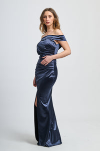 Abito formale navy con taglio drammatico, ideale per occasioni notturne