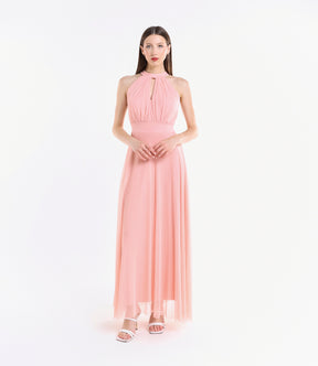 Abito rosa elegante, design halter, gonna fluida, pianta verde decorativa