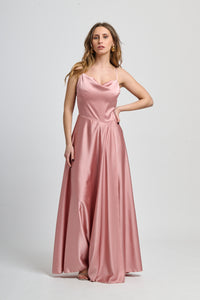 Abito lungo rosa antico in raso romantico, spalline a fascia e vita incontrita