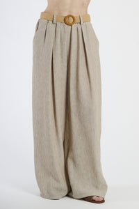 Pantaloni larghi tabacco con cintura intrecciata, calore e charme vintage.