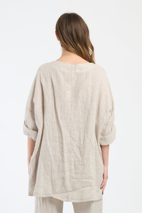 Ensemble beige, top a maniche arrotolate e pantaloni larghi, semplicità con charme.