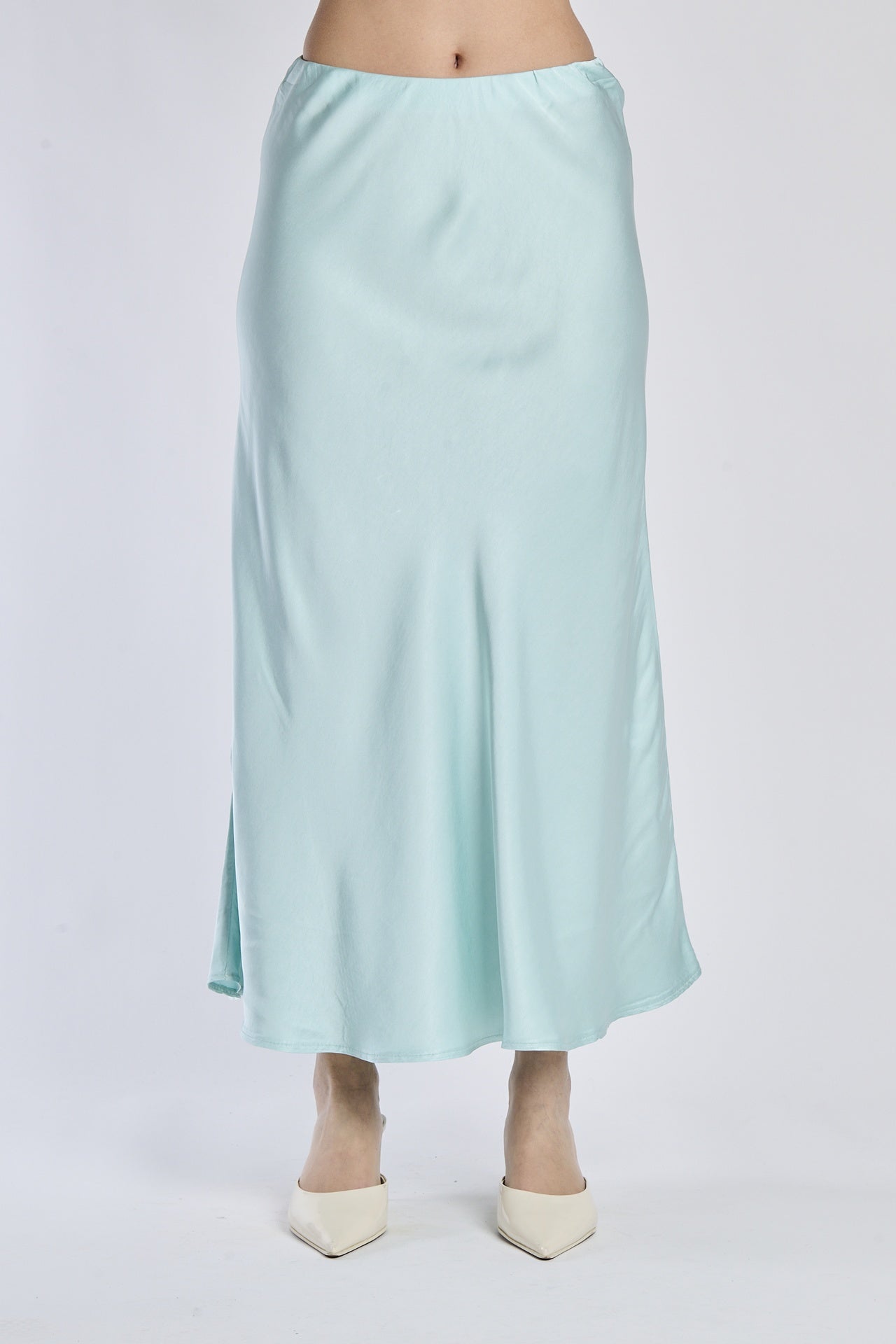 Gonna lunga Tiffany in raso, abbinata a ballerine argentate