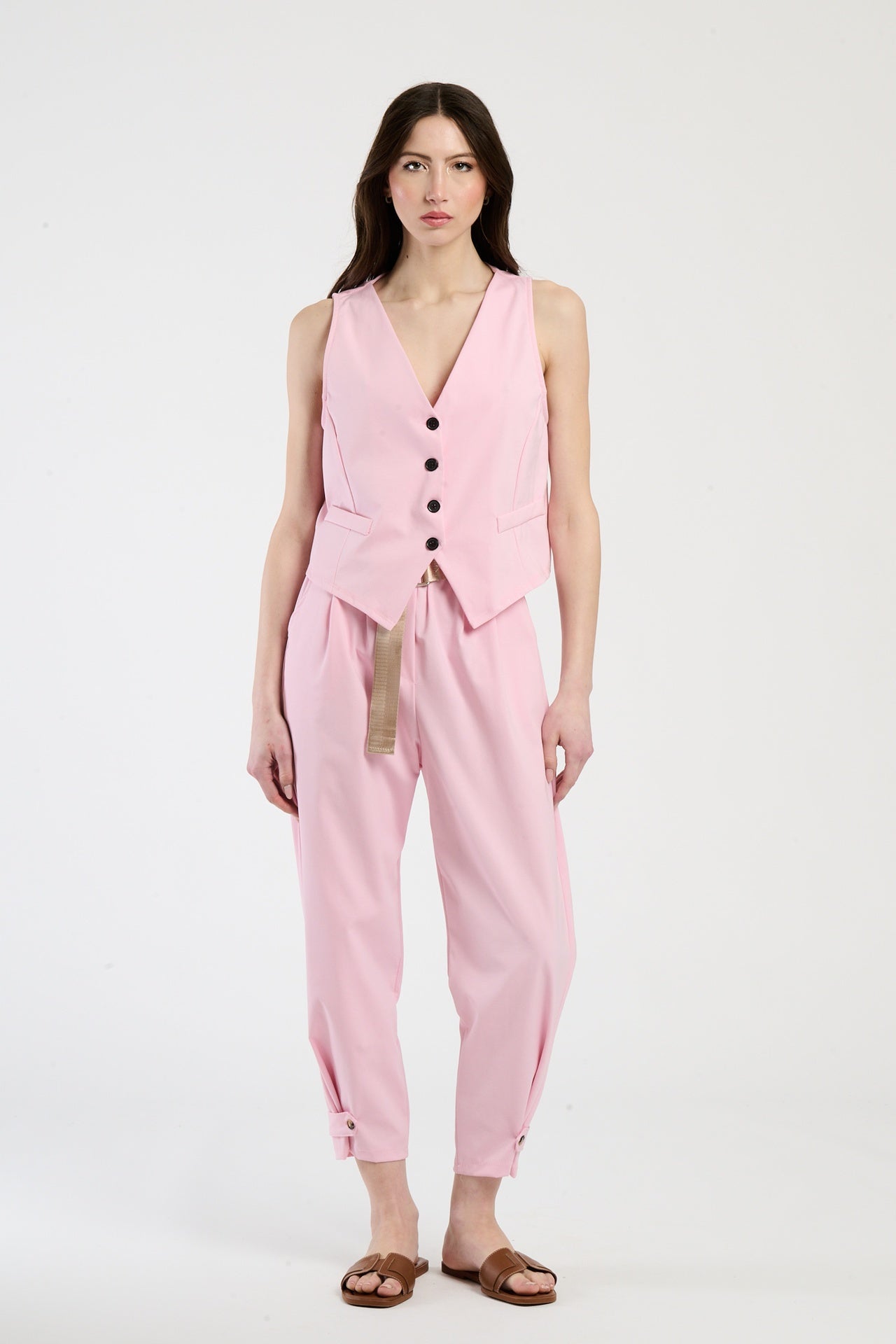 Donna con completo rosa: gilet e pantaloni,