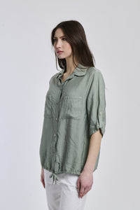 Camicia colore militare da donna, realizzata in un tessuto leggero, perfetta per l’estate.