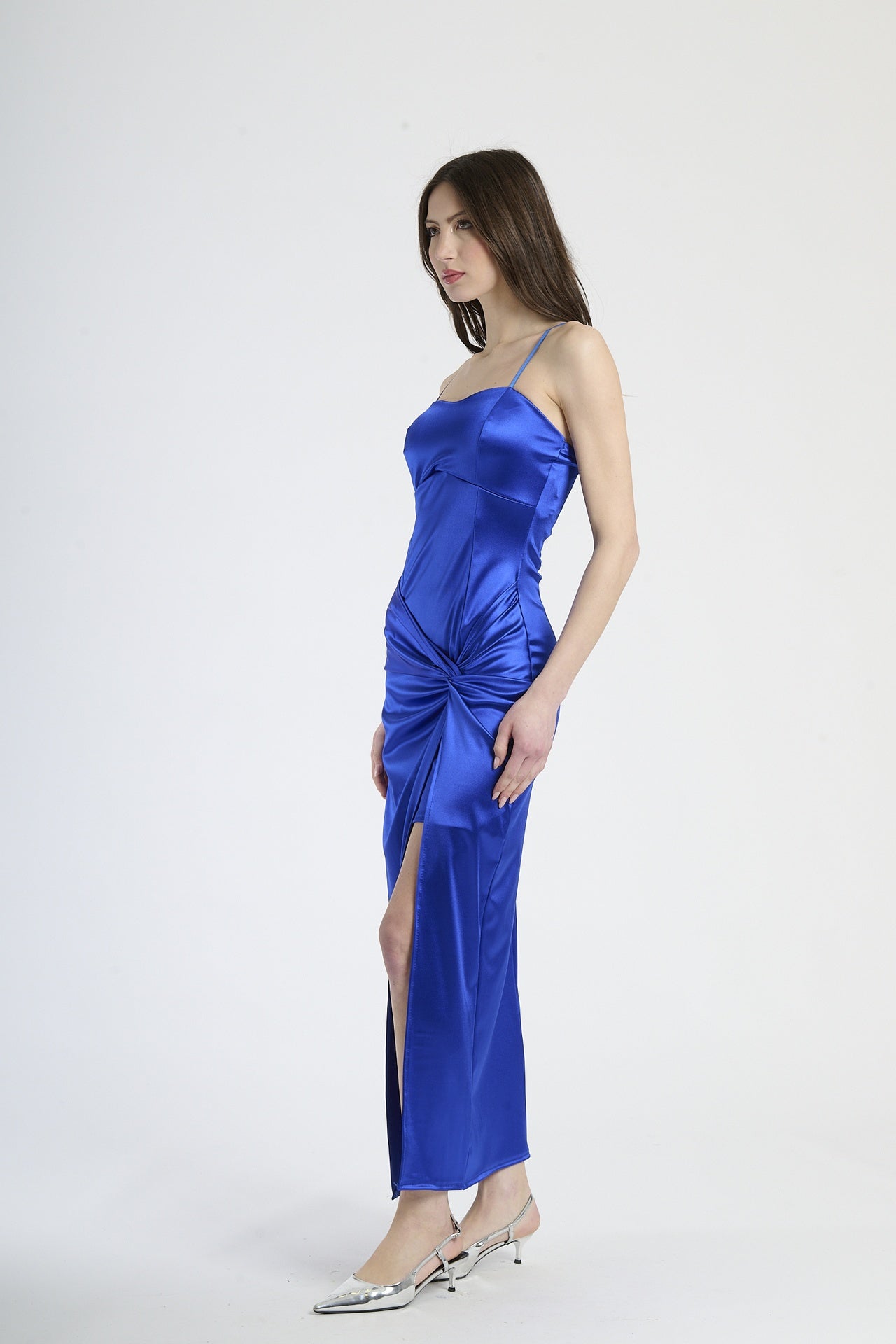 Vestito formale bluette, tessuto liscio con accento di stropicciature e apertura