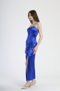 Vestito formale bluette, tessuto liscio con accento di stropicciature e apertura