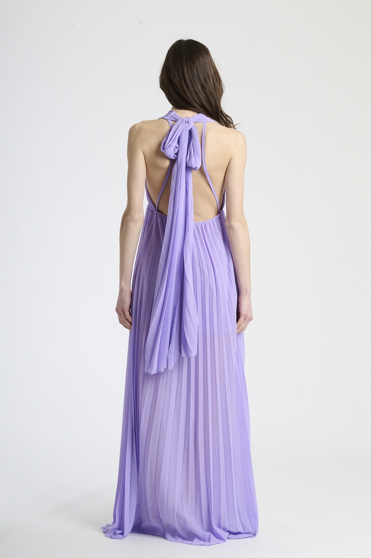 Abito elegante lilla con apertura dorsale e falda ampia fluida