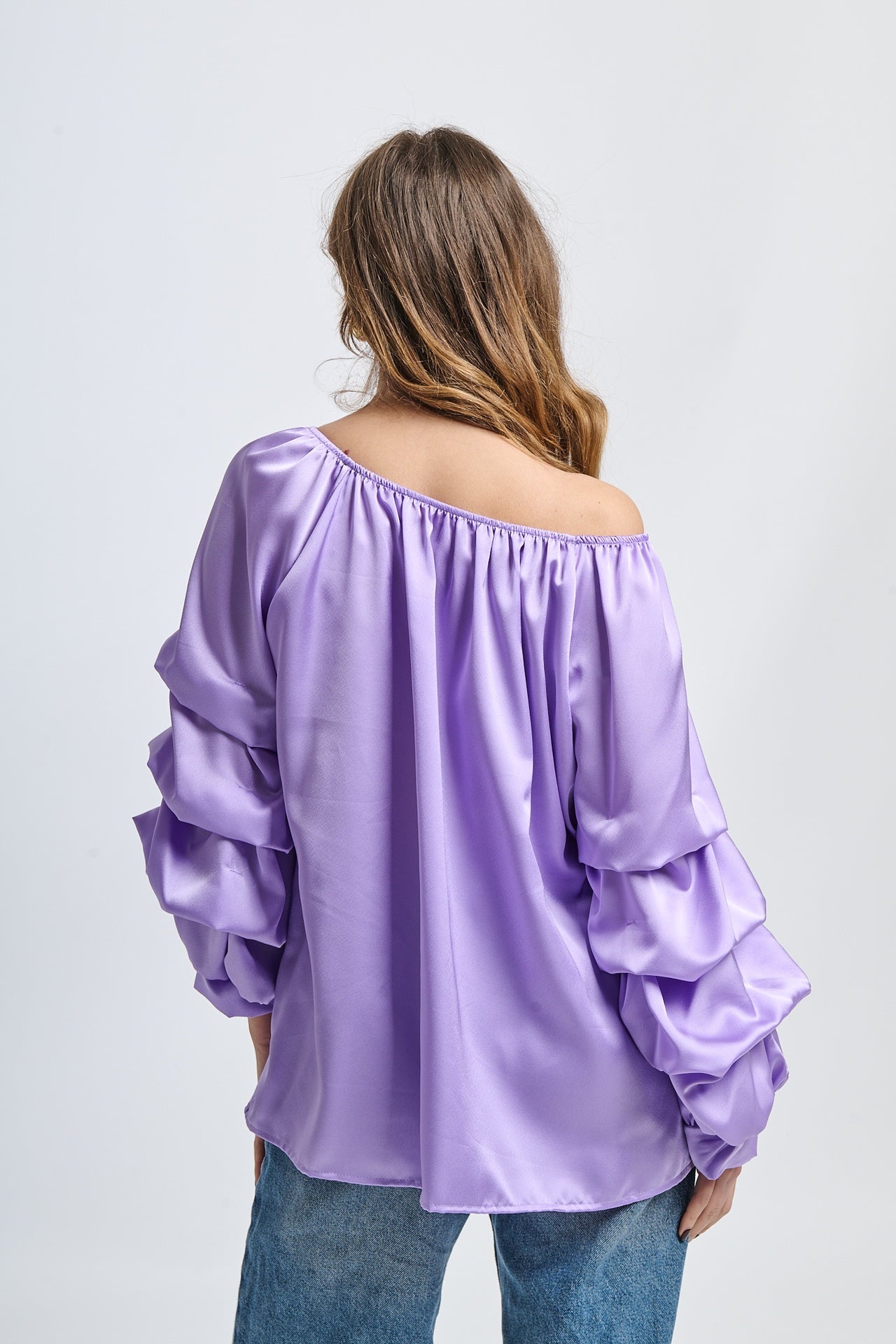 Top lilla con scollo a barca, maniche a balze, design fluido, per serate romantiche