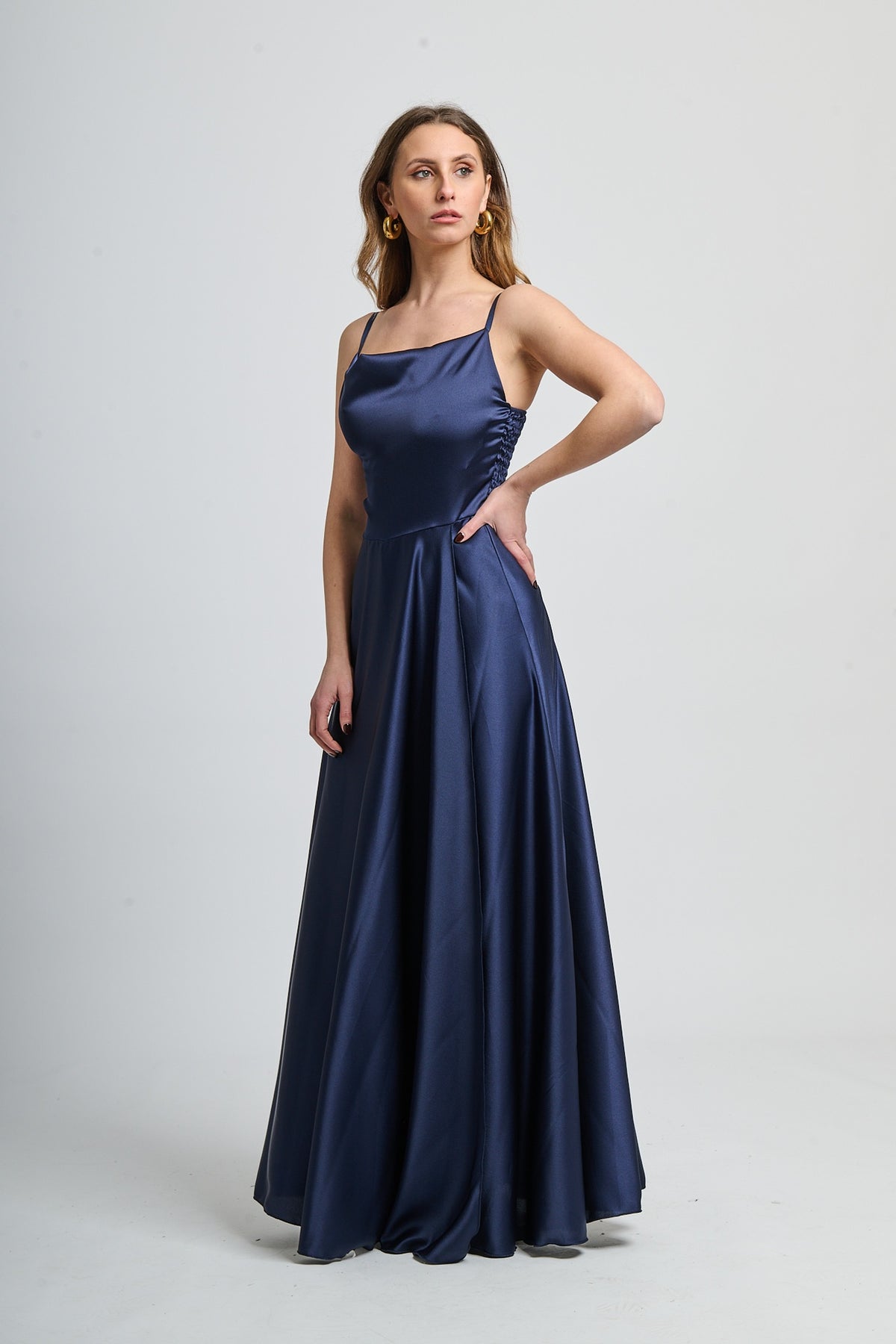 Abito formale navy in raso, perfetto per serate notturne