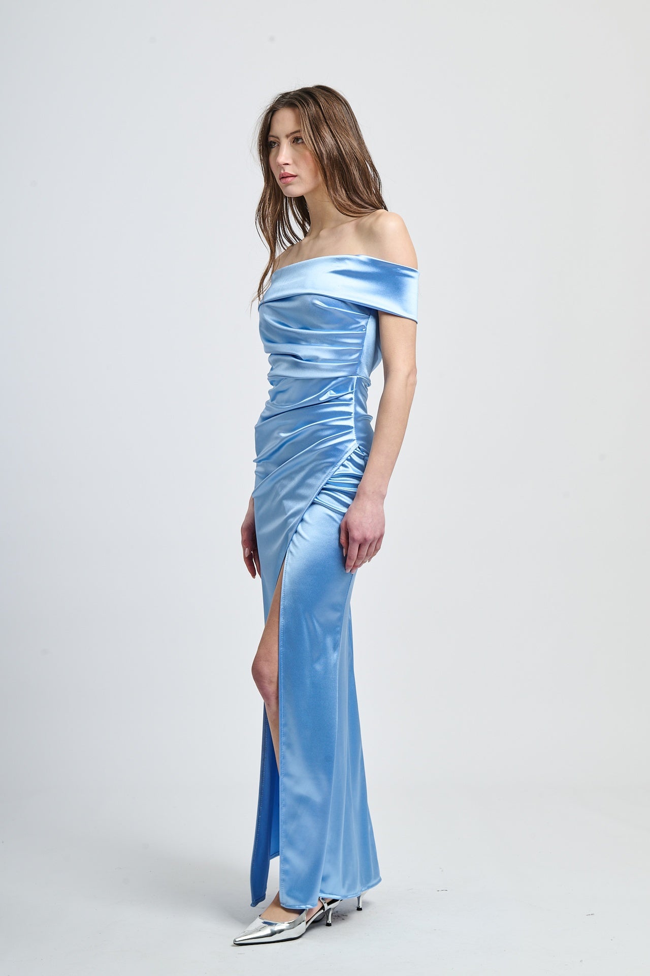 Abito formale azzurro con taglio drammatico, ideale per occasioni glamour