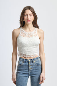 Top estivo in pizzo bianco, silhouette slim con bordi a zigzag