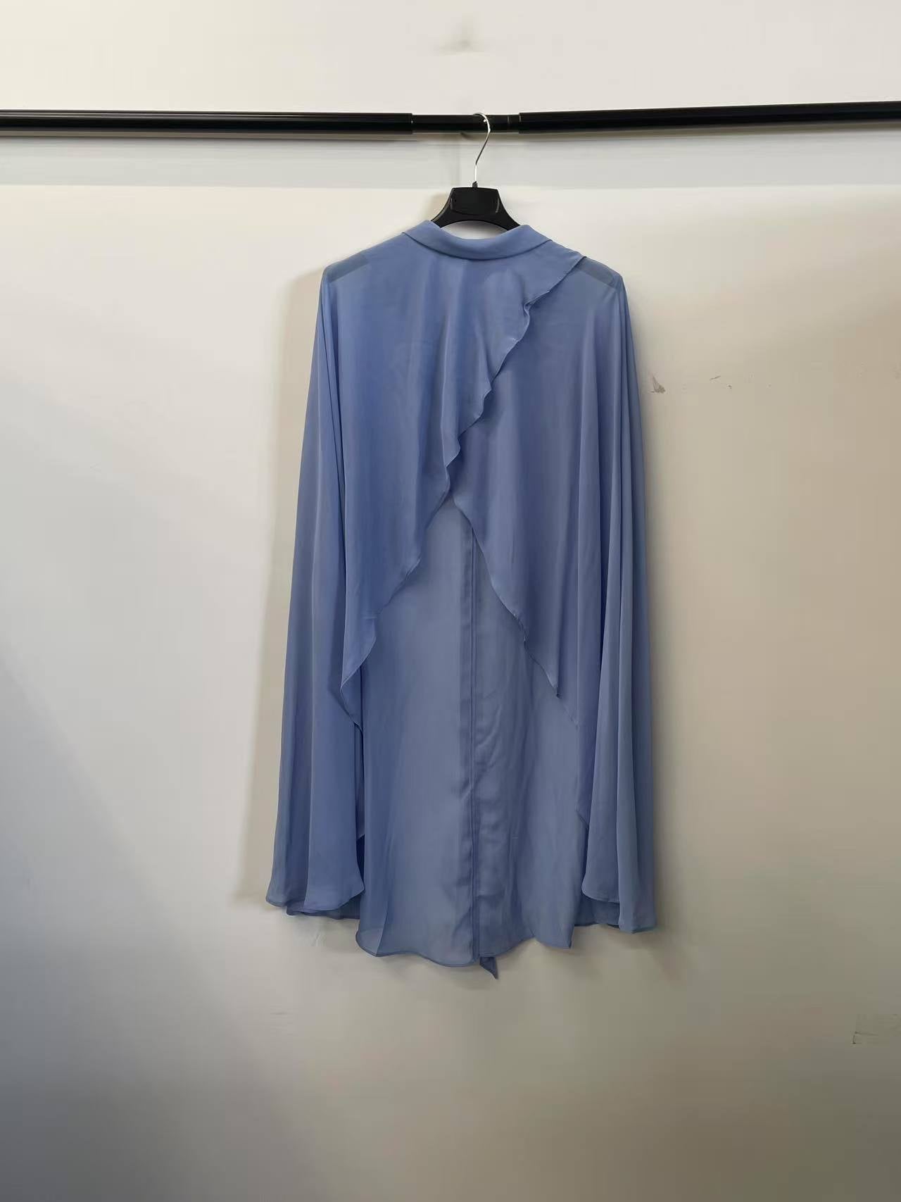 Mantella Ondulata – Eleganza Leggera “Aurelia” (solo lo scialle, non incluso l'abito)