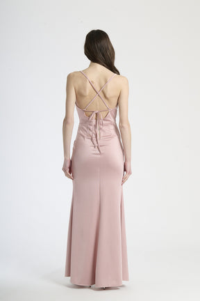 Vestito romantico rosa antico, taglio maxi con dettagli drappati, perfetto per serate speciali.