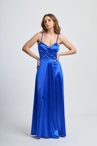 Abito lungo in raso bluette con bretelle sottili e drappeggi al busto