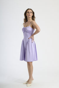 Outfit con abito lilla a spalline, perfetto per un look dal sapore bohemien.