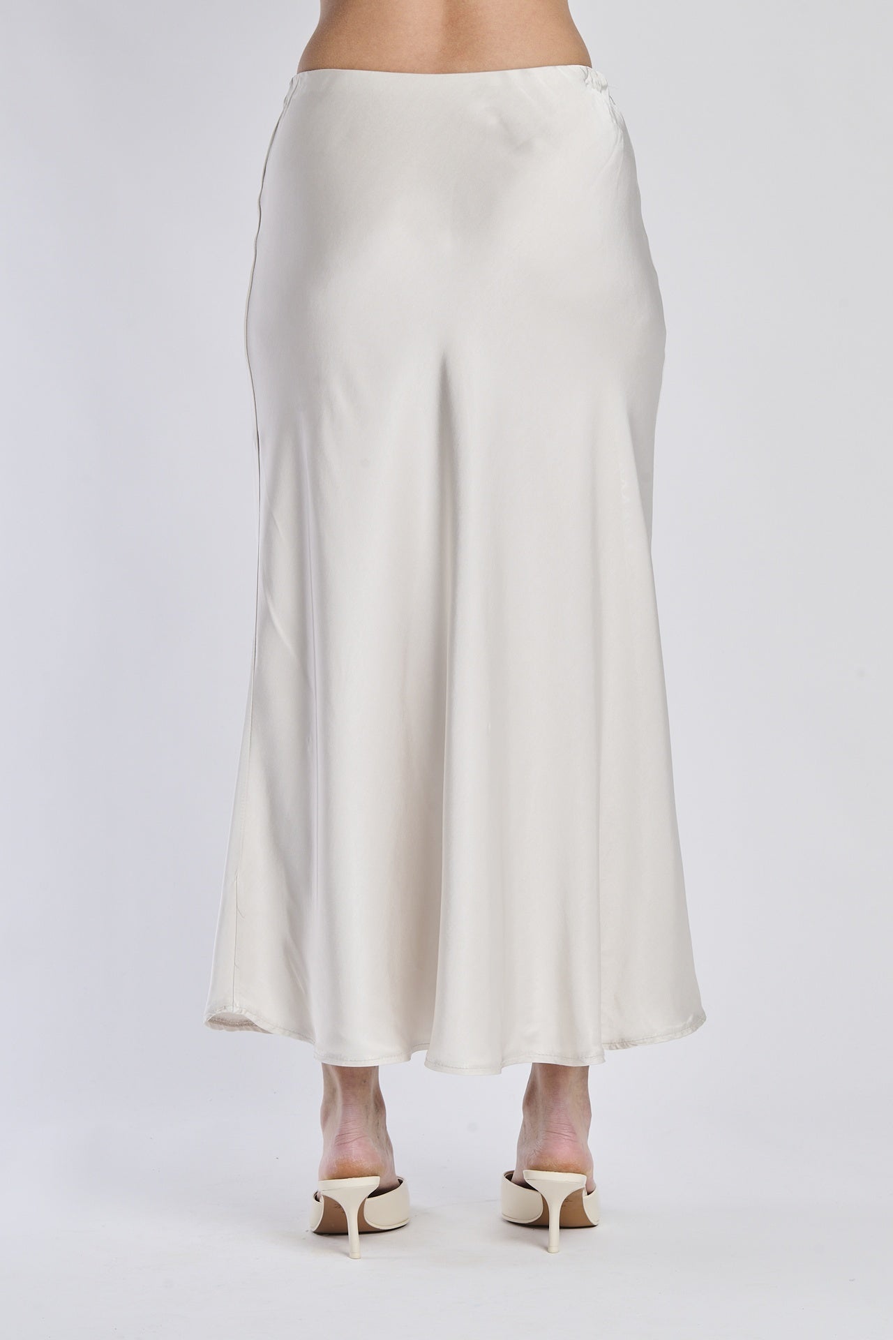 Gonna beige fluida di raso, modello dritto e elegante