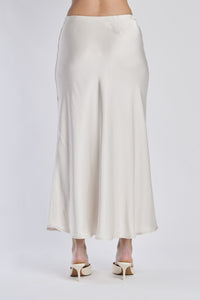 Gonna beige fluida di raso, modello dritto e elegante