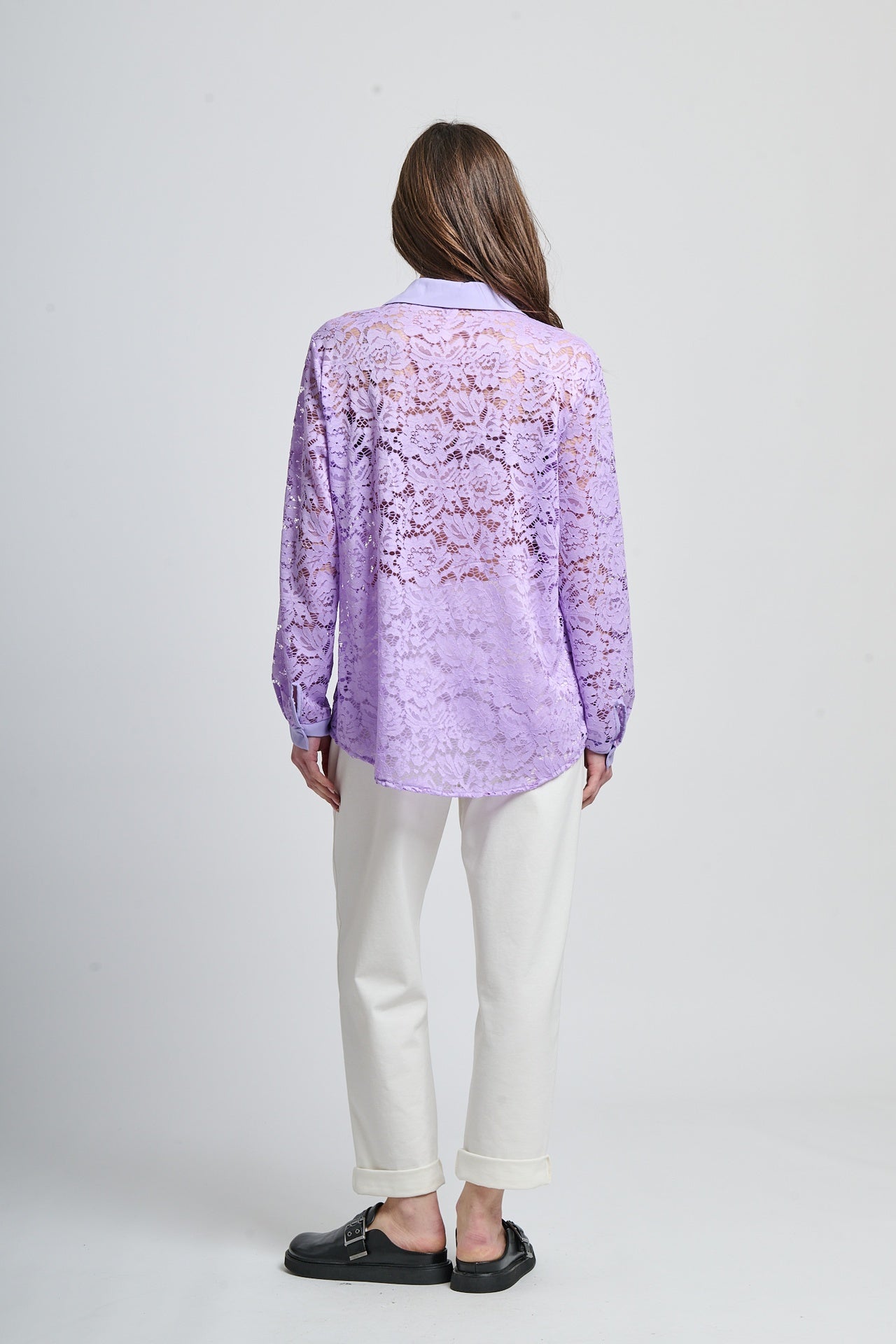 Camicia oversize lilla stampa, stile romantico con bottoni frontali e maniche lunghe.