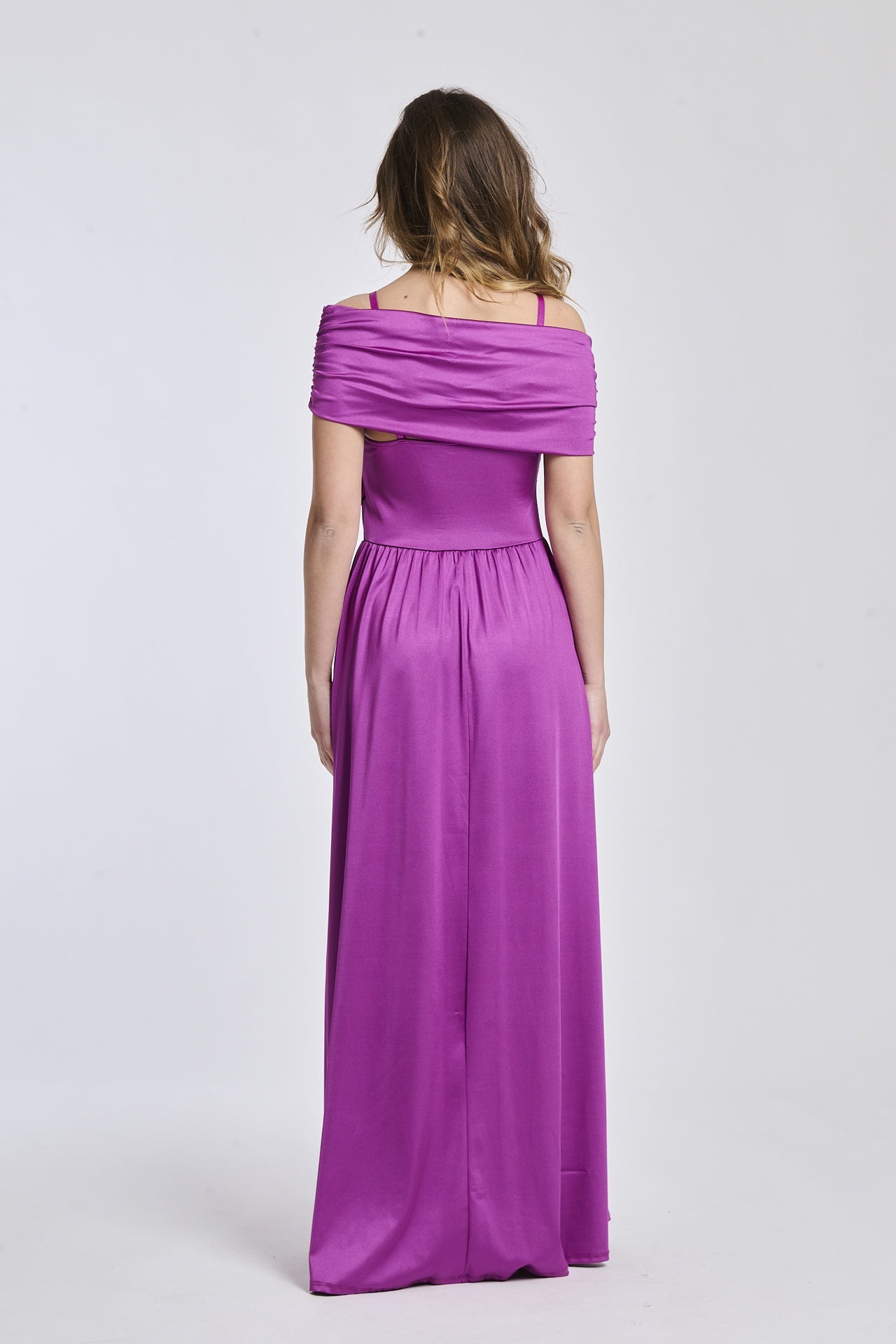 Abito ciliegio a spalline scollate, tessuto fluido, fascia in vita che dona un’aria dolce.