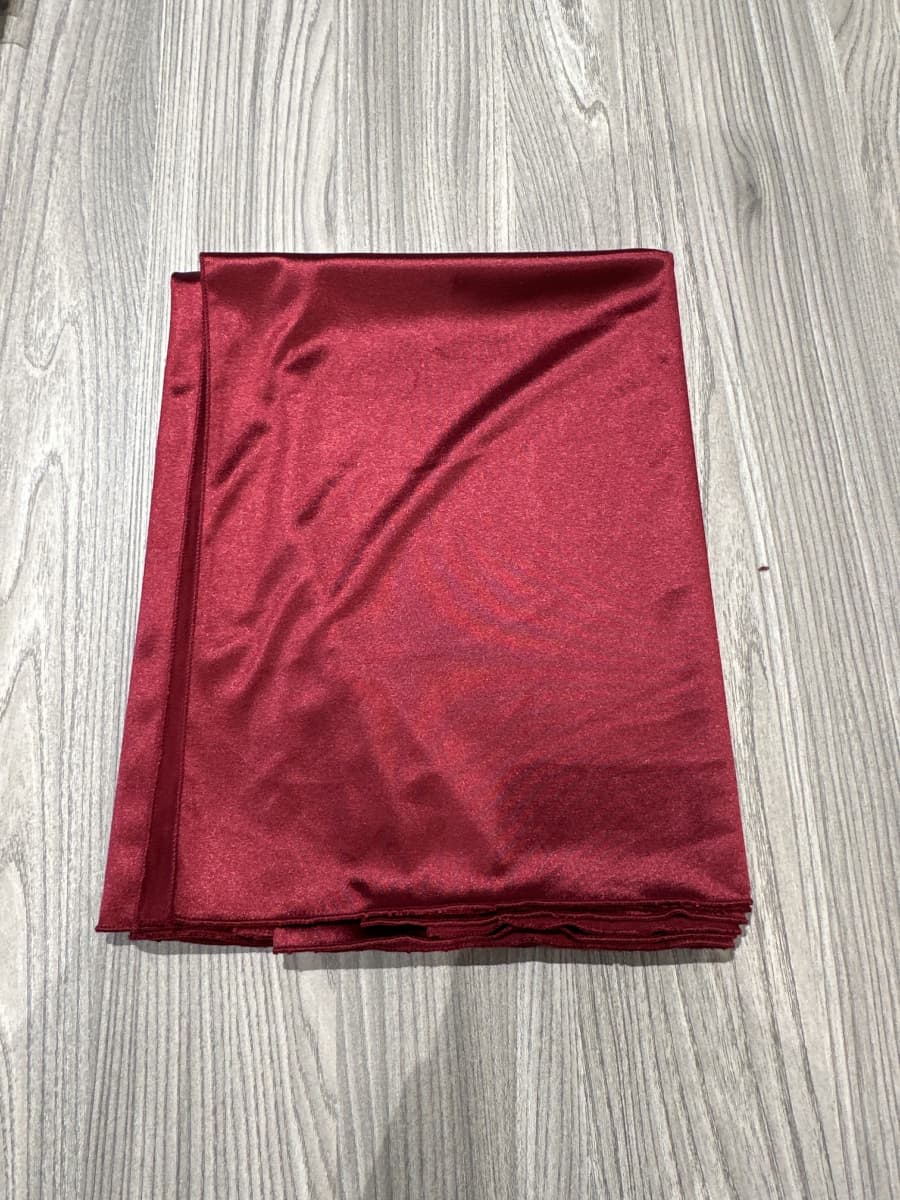 Titolo: Sciarpa "Lunara" – Eleganza satinata in tinta unita (solo lo scialle, non incluso l'abito)