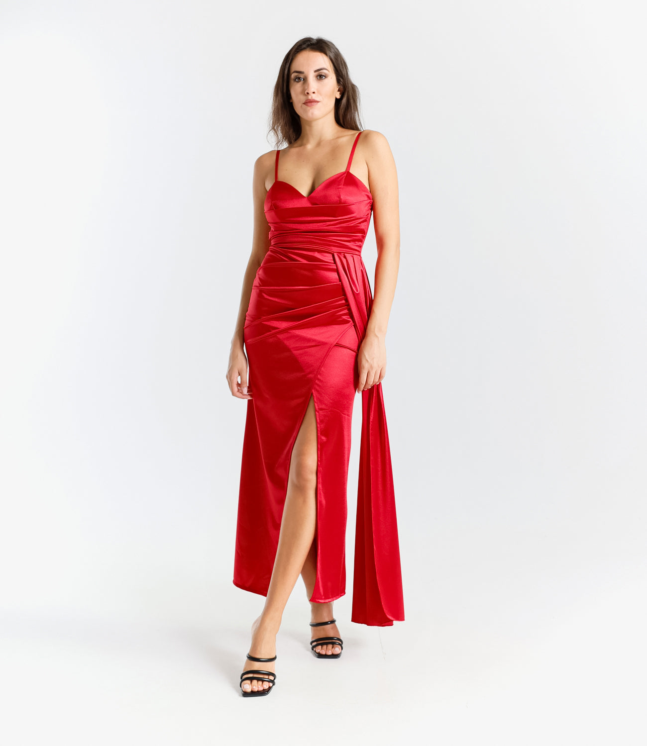 Abito lungo rosso in raso vivace, spalline sottili e scollatura a V profonda, design passionale