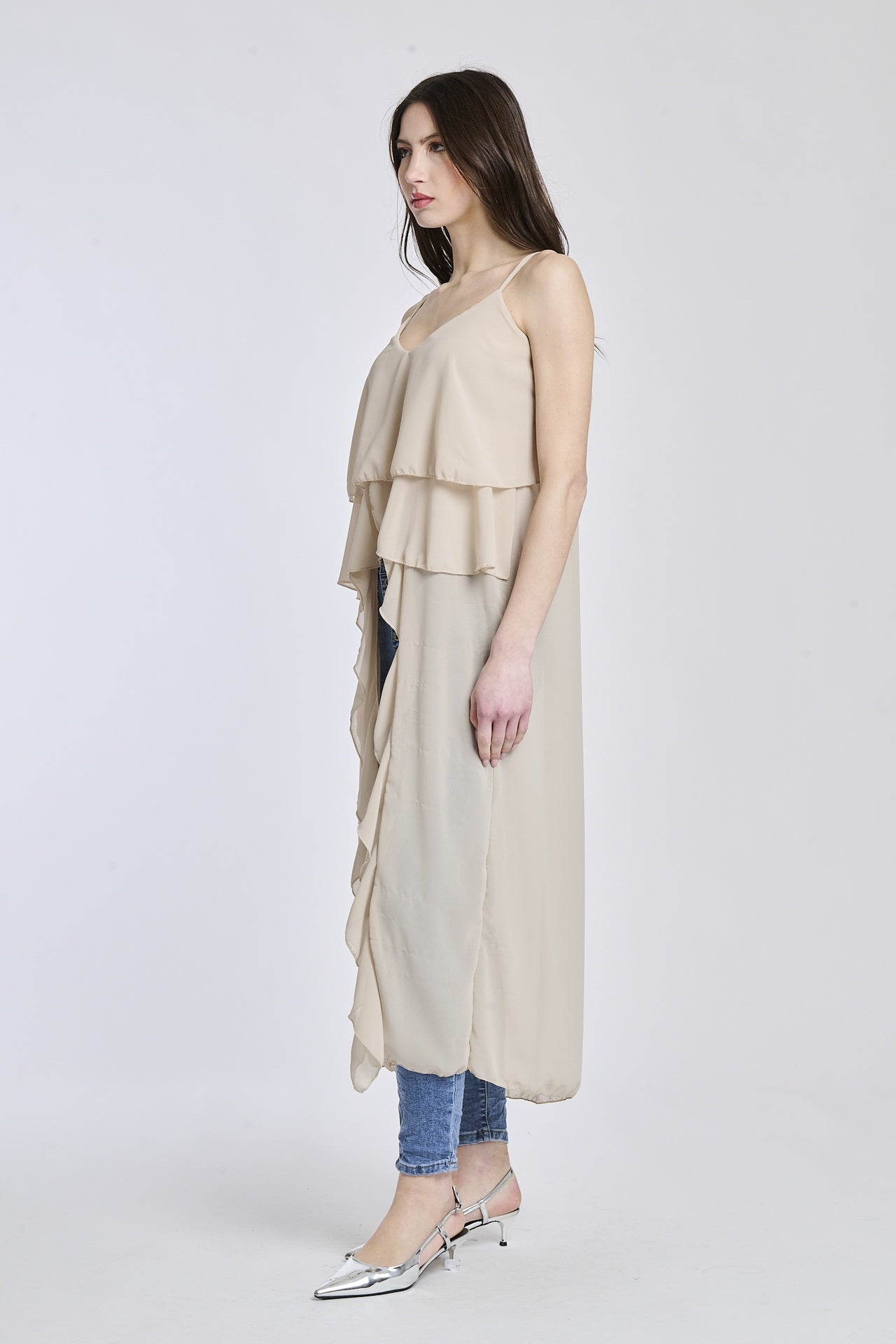 Top in beige con dettagli in legno, che aggiunge un tocco di rusticità e di originalità.