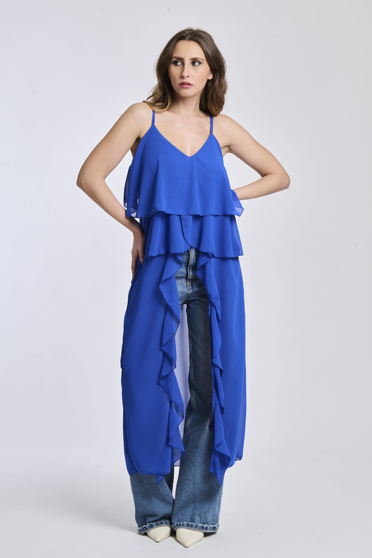 Un abito in bluette con dettagli in metallo, che crea un look futuristico e accattivante.