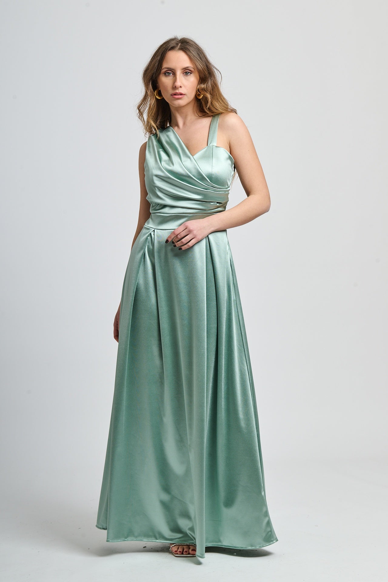 Abito lungo salvia in raso rinfrescante, design a spalla unica e vita incontrita
