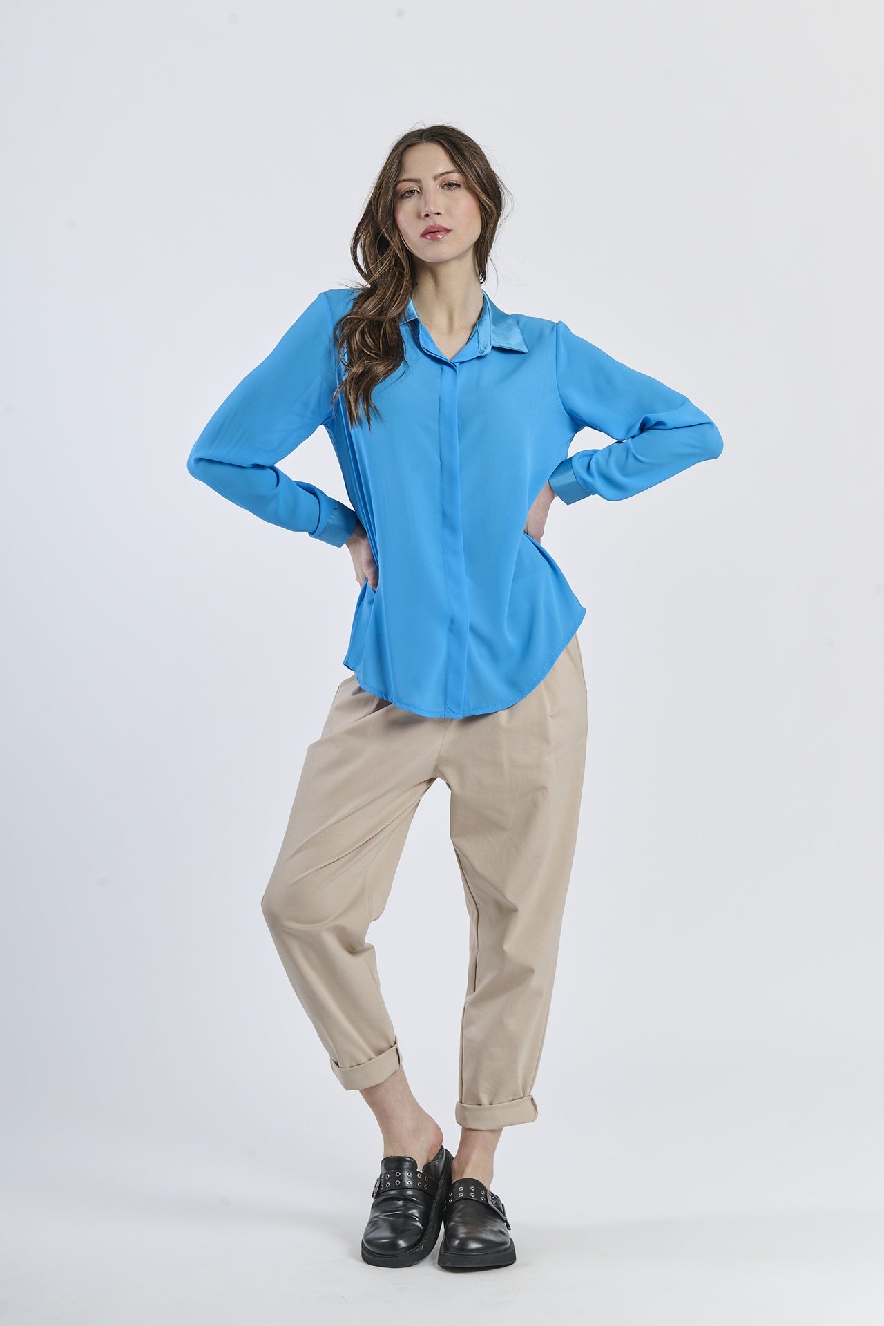 Camicia turchese lucida, idea per vacanze estive