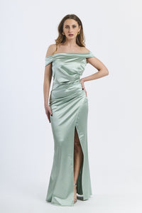 Abito lungo salvia in raso naturale, scollo a spalline nude e gonna con slittino, design rinfrescante