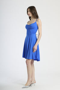 Abito elegante bluette, silhouette a campana con bretelle sottili, adatto per serate estive e incontri informali con un tocco di eleganza.