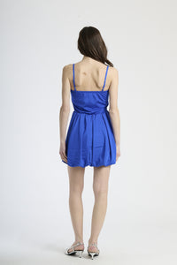 Vestito bluette in tessuto tranquillo, taglio corto con bretelle sottili, perfetto per giornate estive.