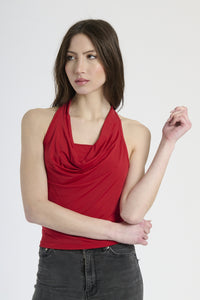 Donna con canotta rossa, passione e impatto visivo forte.