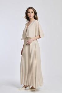 Vestito in tono beige chiaro con dettagli di falde e maniche, offrendo un look elegante e versatile.
