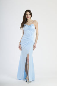 Abito lungo azzurro con spalline sottili, colletto drappato e spalanca laterale, silhouette fluida.