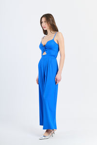 Tuta intera bluette, silhouette fluida e atmosfera estiva