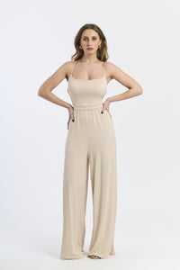 Tuta intera beige, spalline sottili, taglio ampio, stile casual-elegante