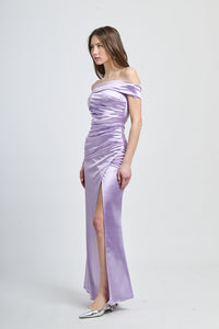 Abito elegante lilla con raso satinato, scollo a barca e slittino delicato
