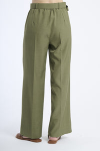 Pantaloni eleganti color militare, cintura integrata, stile classico e versatile.