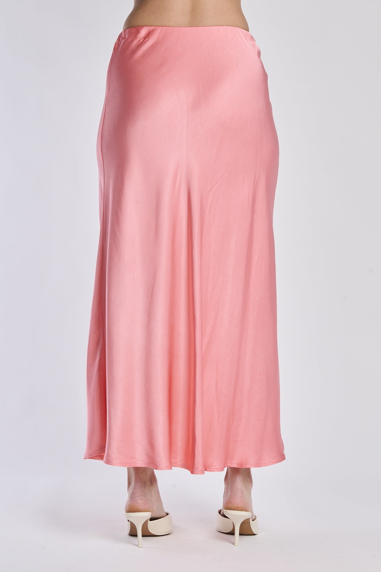 Gonna corallo fluida di raso, modello dritto e vivace